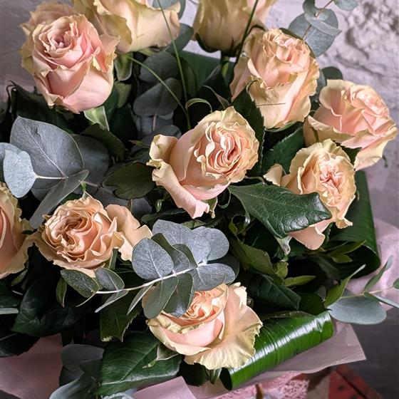 &#39;Breakfast at Tiffany&#39;s&#39; - Luxury Dozen Hand-tied Pink Roses